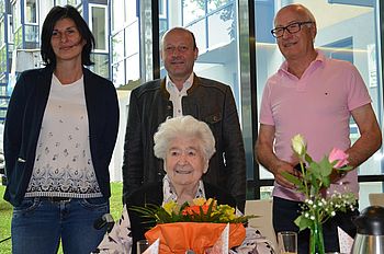 100 Jahre - Frau Priller wir gratulieren herzlich