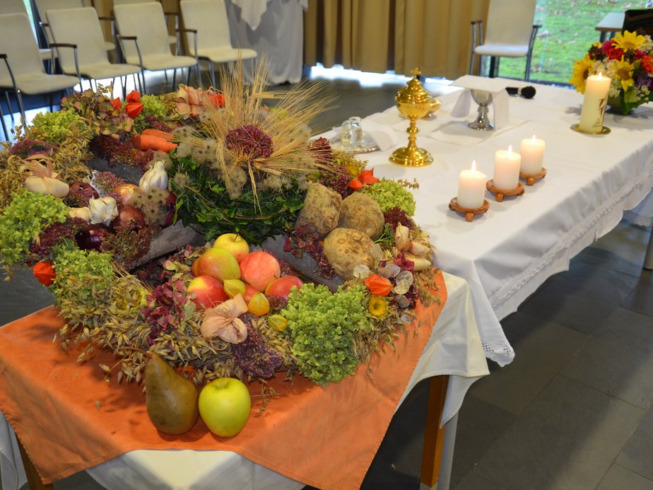 Ein Altar, auf dem Kerzen stehen.